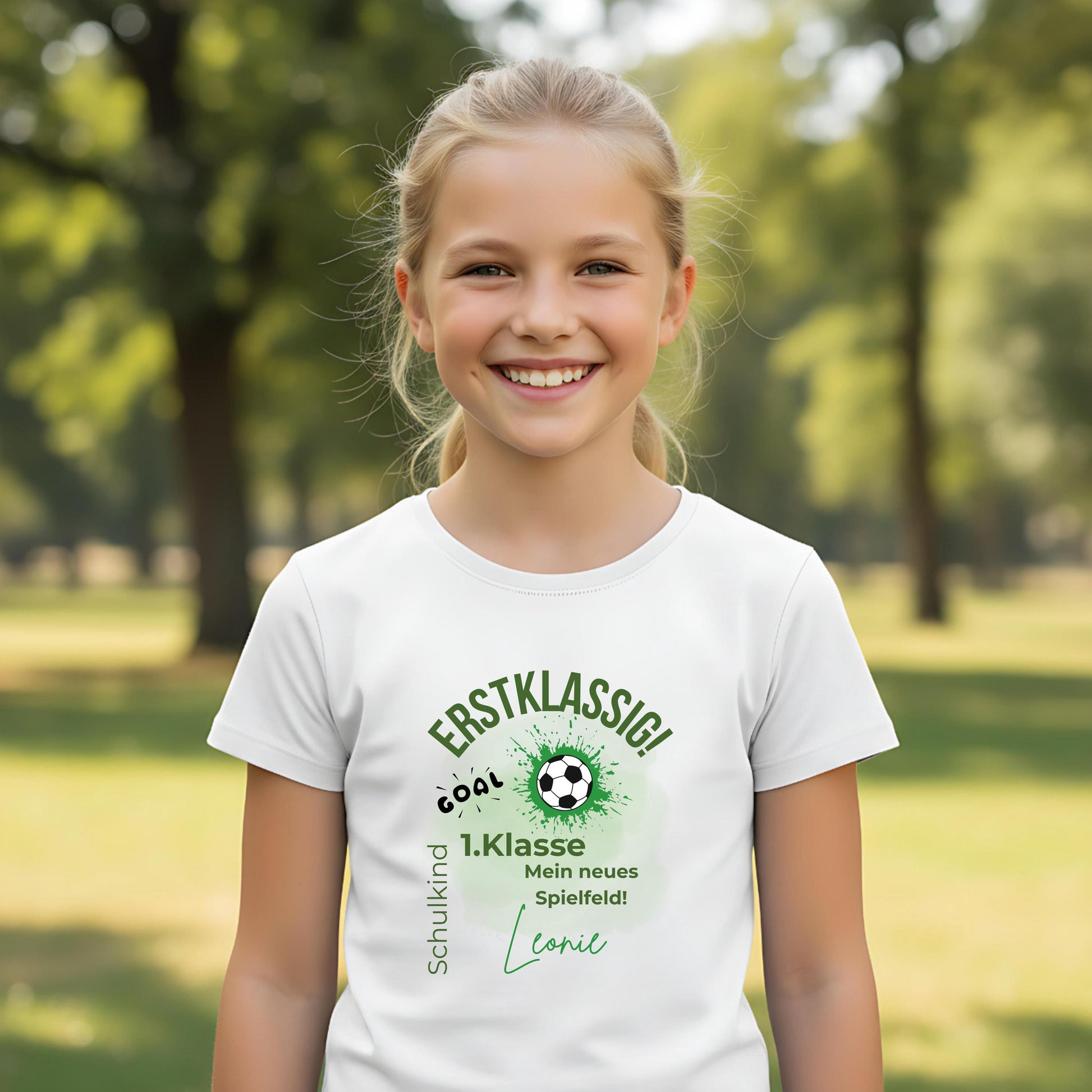Personalisiertes Schulkind T-Shirt 2026 mit Fußball Motiv, ideal als Geschenk zur Einschulung. Einschulungsshirt für Jungen mit Ball-Design und dem Spruch „1. Klasse – Mein neues Spielfeld“. Perfekt als Erstklässler T-Shirt, Fußball T-Shirt zur Einschulung oder Schulstart Shirt für kleine Kicker. Personalisiert mit Name und Jahreszahl 2026. Ideal für Einschulung 2026, Kita Abschied, Schulanfang, Einschulungsfeier oder als sportliches Outfit für den ersten Schultag.