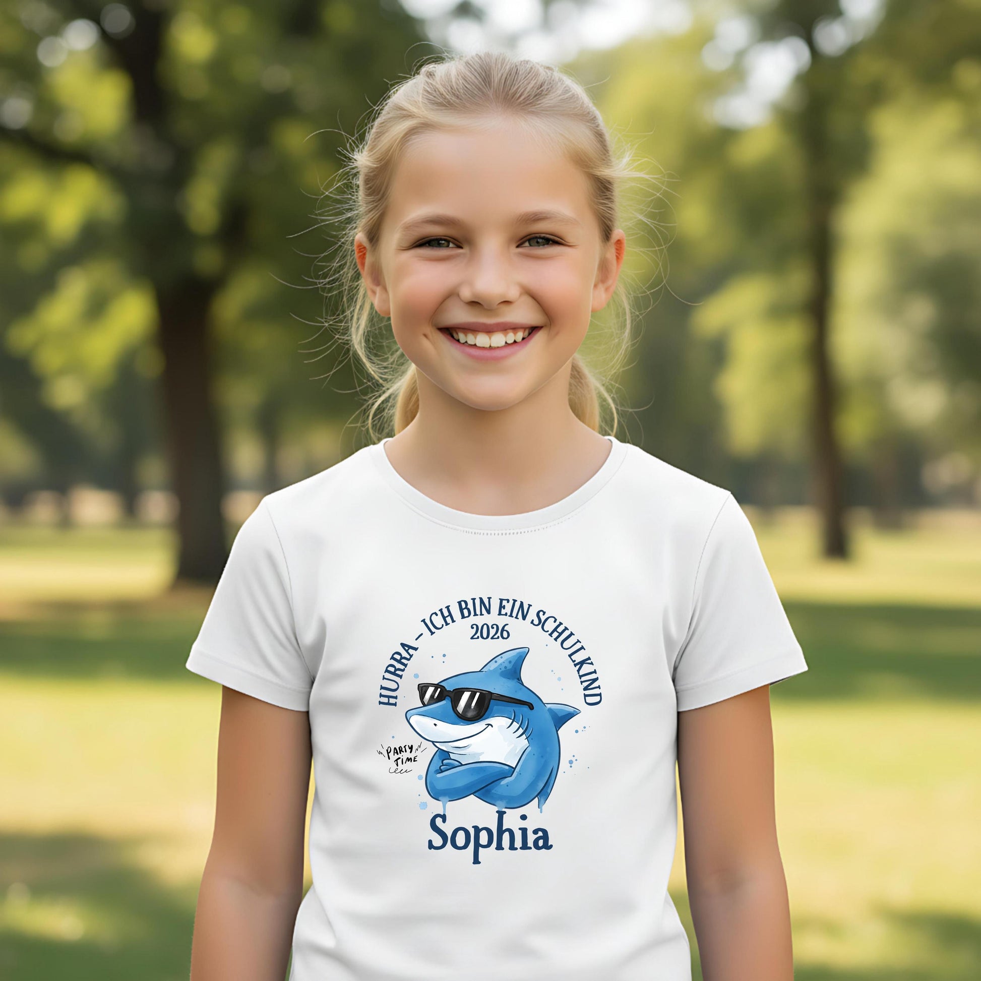 Cooles Schulkind T-Shirt 2026 mit Hai-Motiv, perfekt für Jungen zur Einschulung. Ideal als Geschenk zum Schulanfang für mutige Kinder, die mit Stil in die 1. Klasse starten. Das T-Shirt zur Einschulung besteht aus 100 % Bio-Baumwolle und kann mit Namen personalisiert werden. Perfekt als Einschulung Shirt Junge, T-Shirt endlich Schulkind, Geschenk Einschulung Kind, T-Shirt für Erstklässler oder Bye Bye Kindergarten Geschenk. Dieses Einschulungsshirt bringt und Vorfreude auf den Schulstart