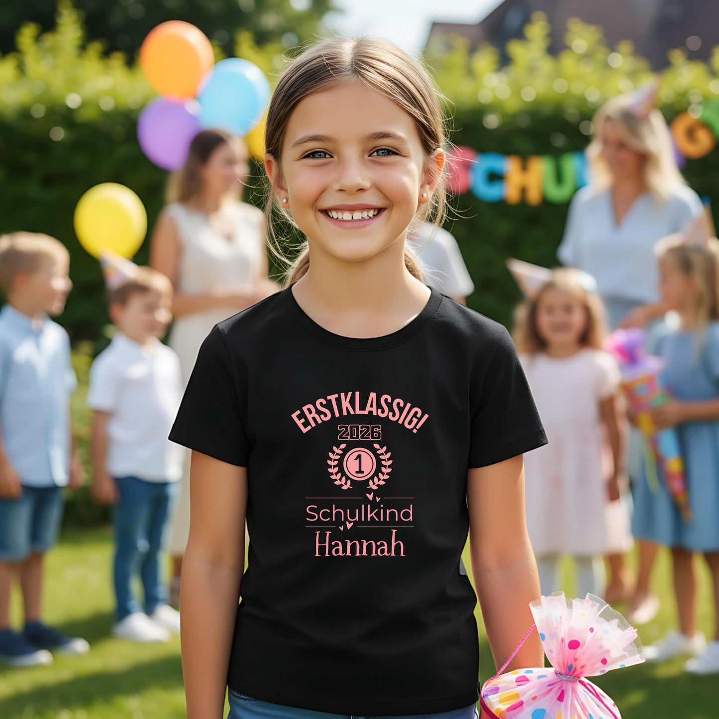Personalisiertes Schulkind T-Shirt 2026 für Mädchen mit rosa Motiv „Erstklassig“, Einschulungsshirt mit Name, Bio-Baumwolle, perfekt als Geschenk zum Schulanfang 2026. Schulkind Shirt 1. Klasse, T-Shirt zur Einschulung, Zuckertüte Geschenk Mädchen, Erstklässler T-Shirt mit Jahreszahl, Lorbeerkranz und Zahl 1. Ideal als Einschulungsgeschenk, Abschied Kindergarten, Schulkind Outfit 2026 für Mädchen, T-Shirt Einschulungsfeier, Schulstart Kleidung mit Namen Erstklassig Schulkind T-Shirt 2026 Mädchen