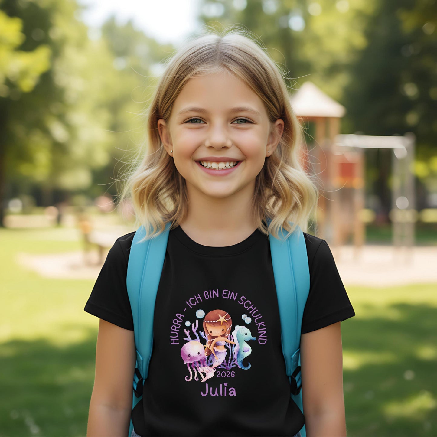 Personalisiertes Schulkind T-Shirt 2026 mit Meerjungfrau-Motiv – liebevoll gestaltetes Einschulungsshirt für Kinder, ideal für Mädchen, die den Ozean und Fantasiewelten lieben. Perfekt als Geschenk zur Einschulung, zur Einschulungsfeier oder für das erste Klassenfoto. Weiches Bio-Baumwoll-Shirt mit personalisierbarem Namen, bequem und hochwertig verarbeitet. Schulkind Outfit 2026 mit Unterwasser-Prinzessin – märchenhaft, mutig und bereit für die 1. Klasse. T-Shirt Schulkind Meerjungfrau