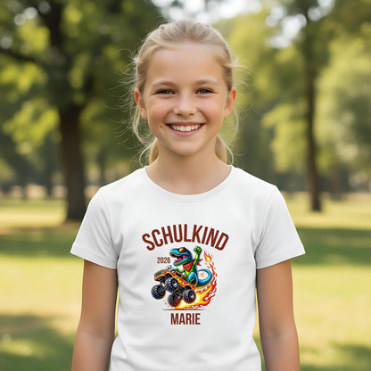 Personalisiertes Schulkind T-Shirt 2026 mit Dino im Monstertruck – Einschulungsshirt für Jungen & Mädchen mit Schulkind 2026 Aufdruck. Perfekt als Einschulung Geschenk, Erstklässler Shirt oder T-Shirt zur Einschulungsfeier. Mit Namen personalisierbar, aus 100 % Bio-Baumwolle. Cooles Dinosaurier T-Shirt für kleine Rennfahrer & Schulstarter. Ideal für den Schulanfang 2026, als Kita Abschiedsgeschenk, Outfit für den ersten Schultag oder Überraschung zur Schultüte T-Shirt Schulkind Dino Monstertruck