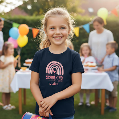 Personalisiertes Schulkind T‑Shirt 2026 mit Regenbogen Motiv und Name Leonie. Einschulung T‑Shirt aus Bio‑Baumwolle als Geschenk zum Schulanfang. Schulkind Shirt 2026 mit ruhigem Regenbogen Design, ideal für Einschulungsfeier, ersten Schultag und Schulstart. Hochwertiges Einschulungsshirt mit Name, langlebig und angenehm zu tragen. Schulanfang Geschenk, Schulkind Outfit 2026, T‑Shirt Einschulung personalisiert. T-Shirt Schulkind Regenbogen, Erstklässler T-Shirt, Schulanfang Geschenk Shirt