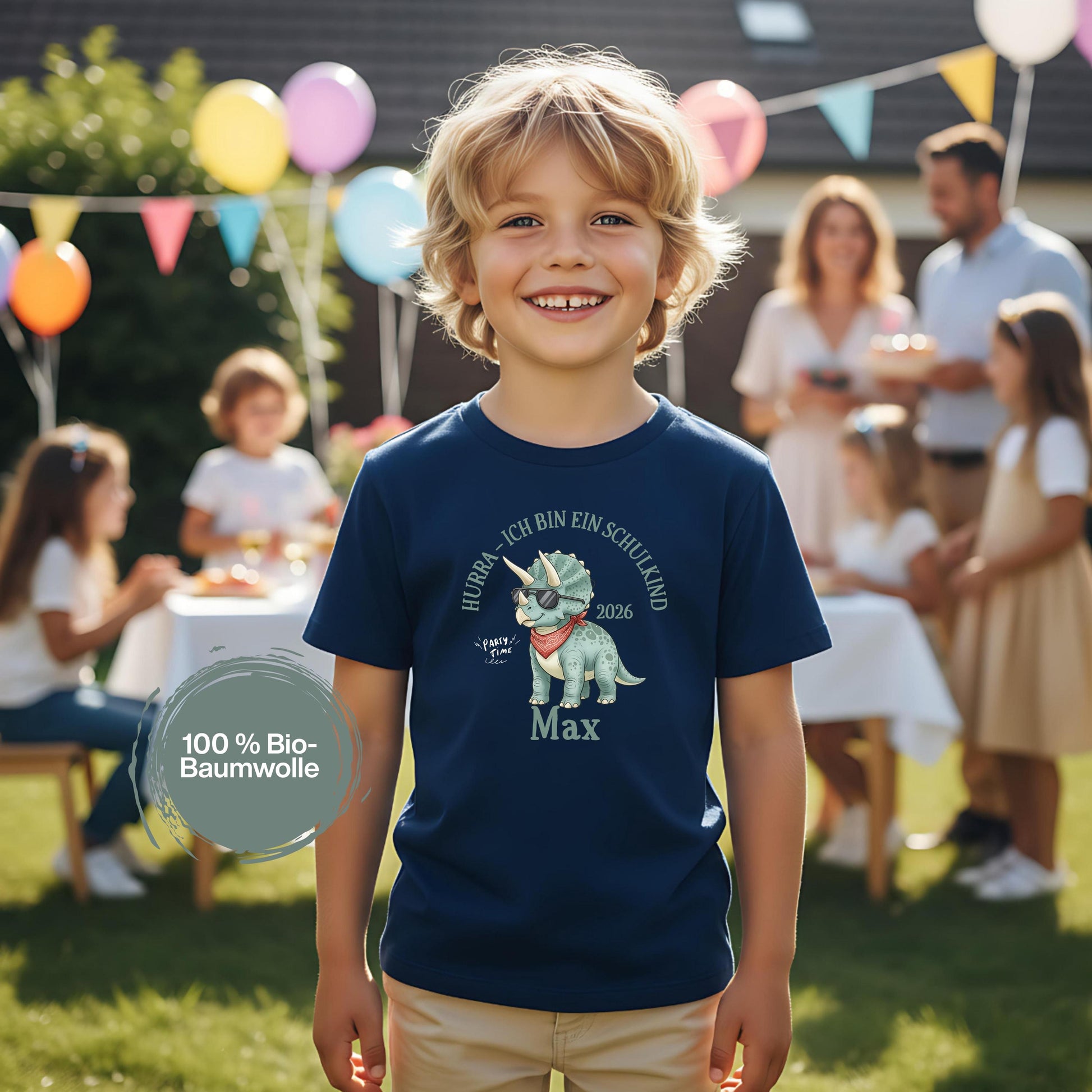 T-Shirt zur Einschulung 2026 mit Dino-Motiv – perfekt für Jungen, die stolz Schulkind werden. Personalisiertes Schulkind T-Shirt mit Name, ideal als Geschenk zur Einschulung oder für die Schultüte. Triceratops mit Sonnenbrille und Halstuch sorgt für Spaß und Selbstbewusstsein beim Schulstart. Hochwertiges Einschulung Shirt Junge aus 100 % Bio-Baumwolle, bequem und robust. Ein liebevolles, witziges T-Shirt für Erstklässler und ein ideales Bye Bye Kindergarten Abschiedsgeschenk.