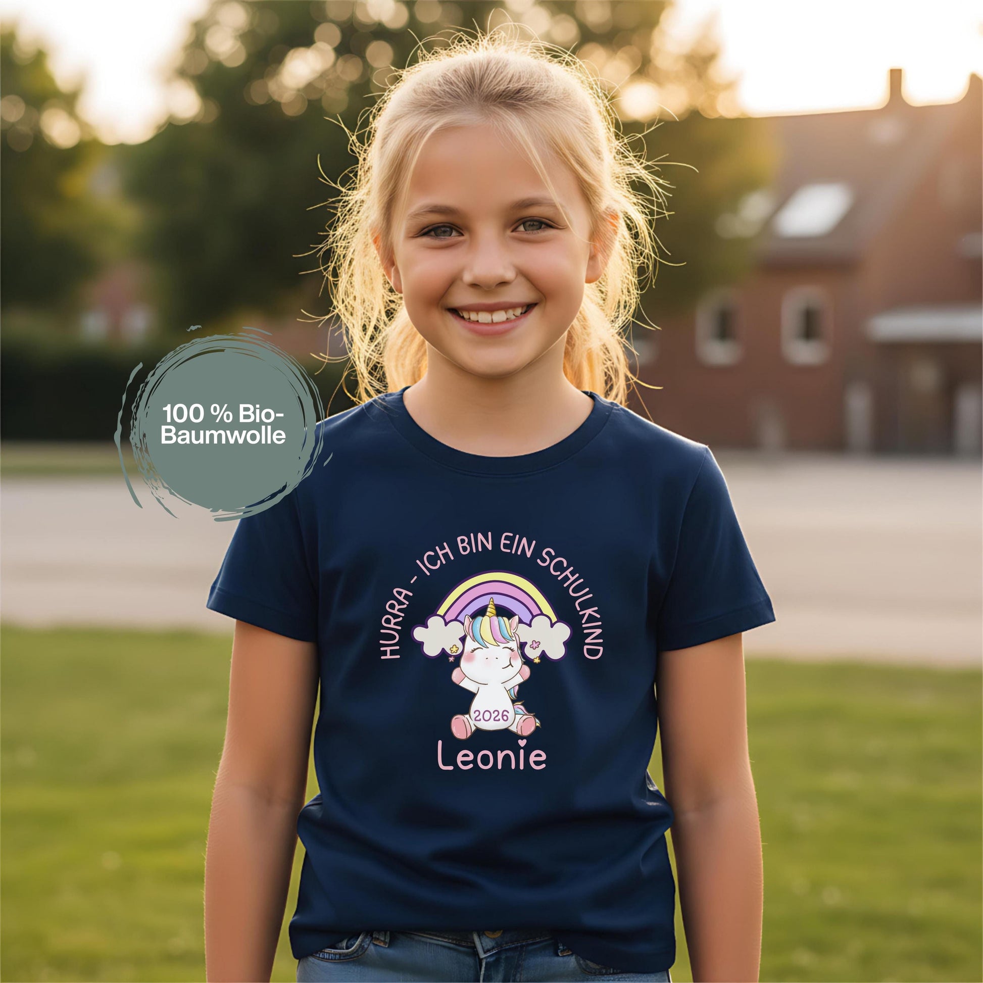 Schulkind T-Shirt 2026 mit Regenbogen und süßem Einhorn-Motiv – personalisierbar mit Namen. Perfekt als Einschulungsgeschenk für Mädchen zum Schulstart. Ideal für den ersten Schultag, Einschulungsfeier oder als Outfit für das Klassenfoto. Hochwertig bedruckt auf weicher Bio-Baumwolle, mit dem Spruch „Hurra – ich bin ein Schulkind“. Ein liebevoll gestaltetes T-Shirt zur Einschulung, das Magie, Mut und Vorfreude ausstrahlt. Geschenkidee für Schulanfängerinnen mit Herz und Fantasie.