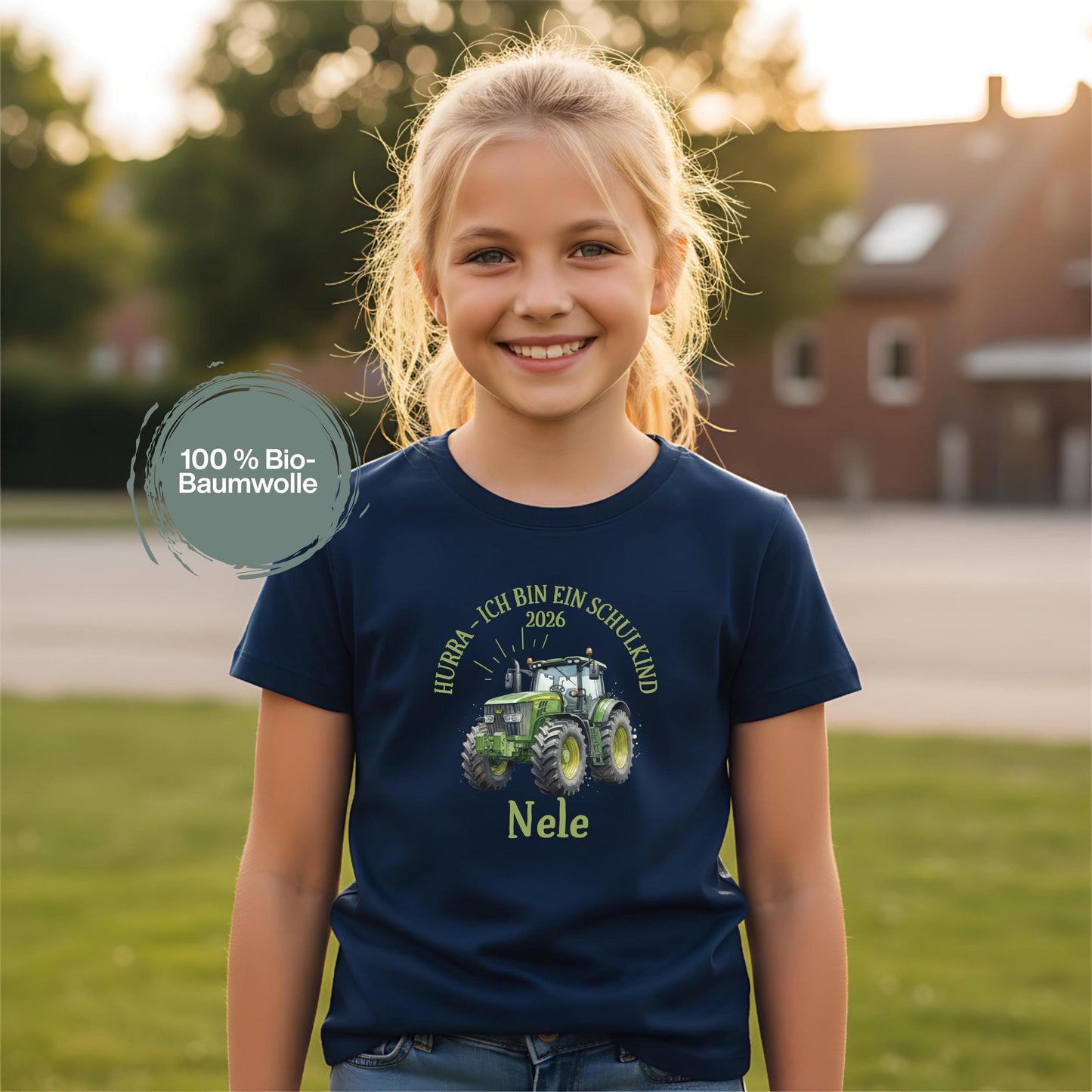 T-Shirt zur Einschulung 2026 mit grünem Traktor für Jungen, perfekt als Geschenk zum Schulanfang. Das Schulkind T-Shirt besteht aus 100 % Bio-Baumwolle, ist personalisierbar mit Namen und begeistert kleine Traktor-Fans am ersten Schultag. Ideal als Einschulung Shirt Junge, T-Shirt endlich Schulkind, Geschenk Einschulung Kind oder Abschiedsgeschenk vom Kindergarten. Dieses T-Shirt für Erstklässler verbindet Stil und Bedeutung, ein starkes Bye Bye Kindergarten Motiv für kleine Schulanfänger
