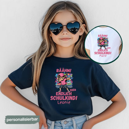 Personalisiertes Schulkind T-Shirt 2026 für Mädchen und Aufdruck „Endlich Schulkind“, modernes Einschulungsshirt für den Schulanfang. Das Schulkind Shirt zeigt ein cooles Mädchen im Streetstyle beim Dab Dance und steht für Selbstbewusstsein, Freude und einen stylischen Start in die Schule. Ideal als Geschenk zur Einschulung, Schulanfang Geschenk oder für die Schultüte. Perfekt als Einschulung Outfit, für die Einschulungsfeier, den ersten Schultag oder das Klassenfoto, personalisiert mit Namen.