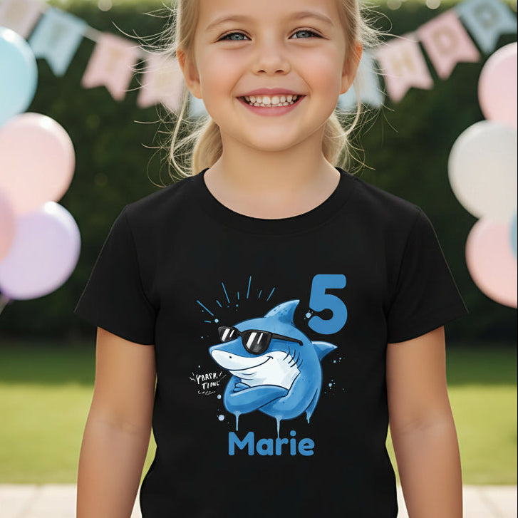 Cooles Geburtstagsshirt Hai für Kinder mit Name und Zahl personalisiert. Lustiges Geburtstags-T-Shirt für Jungen und Mädchen mit Hai Motiv, perfekt als Geburtstagsoutfit zum 3., 4., 5., 6. oder 7. Geburtstag. Ideal für Kindergeburtstag, Mottoparty oder als Kindergeburtstagsgeschenk. Personalisiertes T-Shirt Kinder mit Tiermotiv, Hai Design, für Jungen und Mädchen. Kinder T-Shirt Hai, Geburtstags-T-Shirt mit Zahl, Geburtstagsshirt Junge, Geburtstagsshirt Mädchen. personalisiertes T-Shirt Kinder