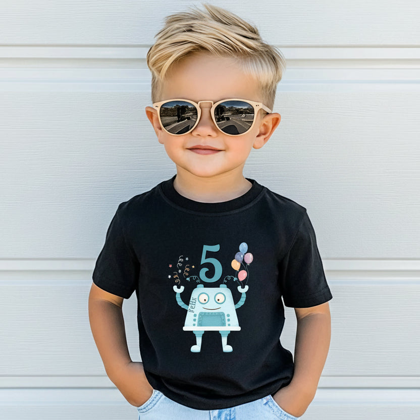 Personalisiertes Geburtstagsshirt mit Namen und Zahl, perfekt als Kindergeburtstag T-Shirt oder Geschenk zum Geburtstag. Dieses weiche Bio-Baumwoll T-Shirt zum Geburtstag ist ideal für Jungen und Mädchen, die ihren großen Tag stilvoll feiern möchten. Das Geburtstagsshirt mit Namen ist langlebig, pflegeleicht und in Schwarz, Weiß oder Navy erhältlich. Tolles Kindergeburtstagsgeschenk für Familienfeier, Kindergartenparty oder Geburtstagsfeier. Geburtstagsshirt mit Roboter