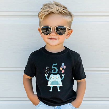 Personalisiertes Geburtstagsshirt mit Namen und Zahl, perfekt als Kindergeburtstag T-Shirt oder Geschenk zum Geburtstag. Dieses weiche Bio-Baumwoll T-Shirt zum Geburtstag ist ideal für Jungen und Mädchen, die ihren großen Tag stilvoll feiern möchten. Das Geburtstagsshirt mit Namen ist langlebig, pflegeleicht und in Schwarz, Weiß oder Navy erhältlich. Tolles Kindergeburtstagsgeschenk für Familienfeier, Kindergartenparty oder Geburtstagsfeier. Geburtstagsshirt mit Roboter