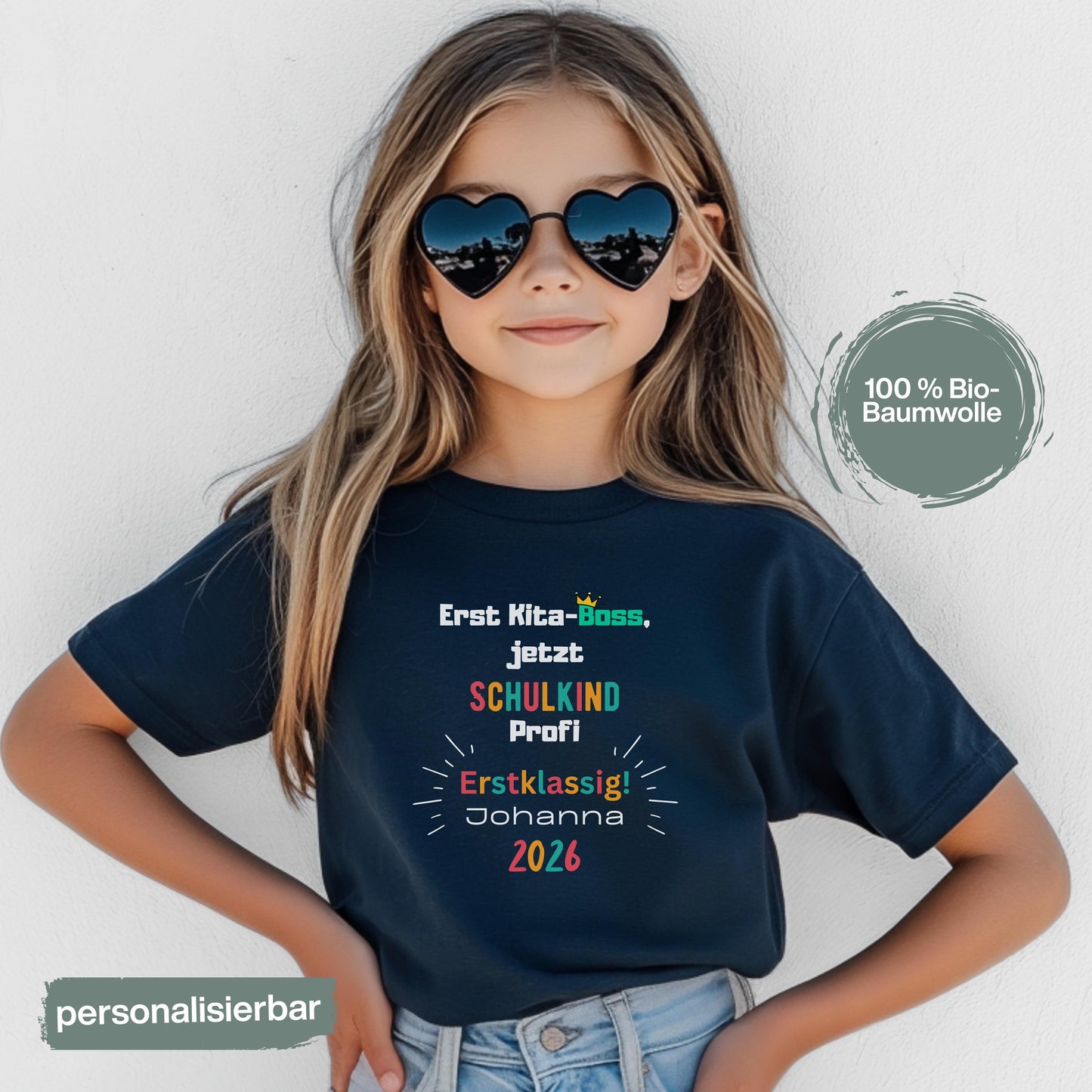 Schulkind T-Shirt 2026 mit Spruch „Erst Kita-Boss jetzt Schulkind Profi – Erstklassig!“, personalisierbar mit Name, Einschulungsshirt Jungen & Mädchen. T-Shirt zur Einschulung 1. Klasse, Geschenk Schulanfang, Abschied Kita, Schulkind Outfit 2026 mit Statement. Einschulungsgeschenk für Schultüte, Einschulungsfeier, Schulanmeldung oder erstes Klassenfoto. Erstklassler Shirt mit Bio-Baumwolle, nachhaltig, bequem individuell Ideal für Schulanfänger & Vorschüler. Schulkind T-Shirt 2026 personalisiert