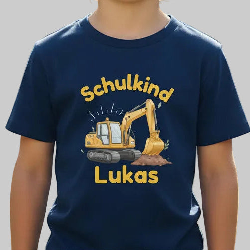 Schulkind T-Shirt 2026 mit Bagger-Motiv, perfekt als Geschenk zur Einschulung für Jungen, die Baustellen und Baumaschinen lieben. Einschulungsshirt mit personalisierbarem Namen, ideal für den Schulanfang, das erste Klassenfoto oder die Einschulungsfeier. Hochwertiges T-Shirt für Erstklässler aus 100 % Bio-Baumwolle – weich, bequem und langlebig. Schulstart T-Shirt für kleine Bauarbeiter – stark, mutig und bereit für die 1. Klasse. Einschulung 2026 Geschenkidee mit Bagger für Jungen.