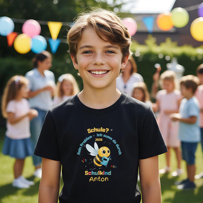 Personalisiertes Schulkind T-Shirt 2026 mit lustigem Bienen-Motiv und Spruch „Schule? Kein Problem – ich summ da durch“. Einschulungsshirt mit Name für Jungen & Mädchen, perfekt für den ersten Schultag. Einschulung Geschenk, Schulanfang Shirt, Erstklässler Outfit oder T-Shirt zur Einschulungsfeier. Schulkind T-Shirt 2026 aus Bio-Baumwolle, ideal für Einschulung 2026, Tschüss Kindergarten, Schultüte Geschenk und Kita Abschied. Einschulungsgeschenk mit Humor & Herz.