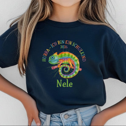Cooles Schulkind T-Shirt 2026 mit Chamäleon-Motiv, perfekt für Jungen zur Einschulung. Ideal als Geschenk zum Schulanfang für mutige Kinder, die mit Stil in die 1. Klasse starten. Das T-Shirt zur Einschulung besteht aus 100 % Bio-Baumwolle und kann mit Namen personalisiert werden. Perfekt als Einschulung Shirt Junge, T-Shirt endlich Schulkind, Geschenk Einschulung Kind, T-Shirt für Erstklässler oder Bye Bye Kindergarten Geschenk. Dieses Einschulungsshirt bringt und Vorfreude auf den Schulstart