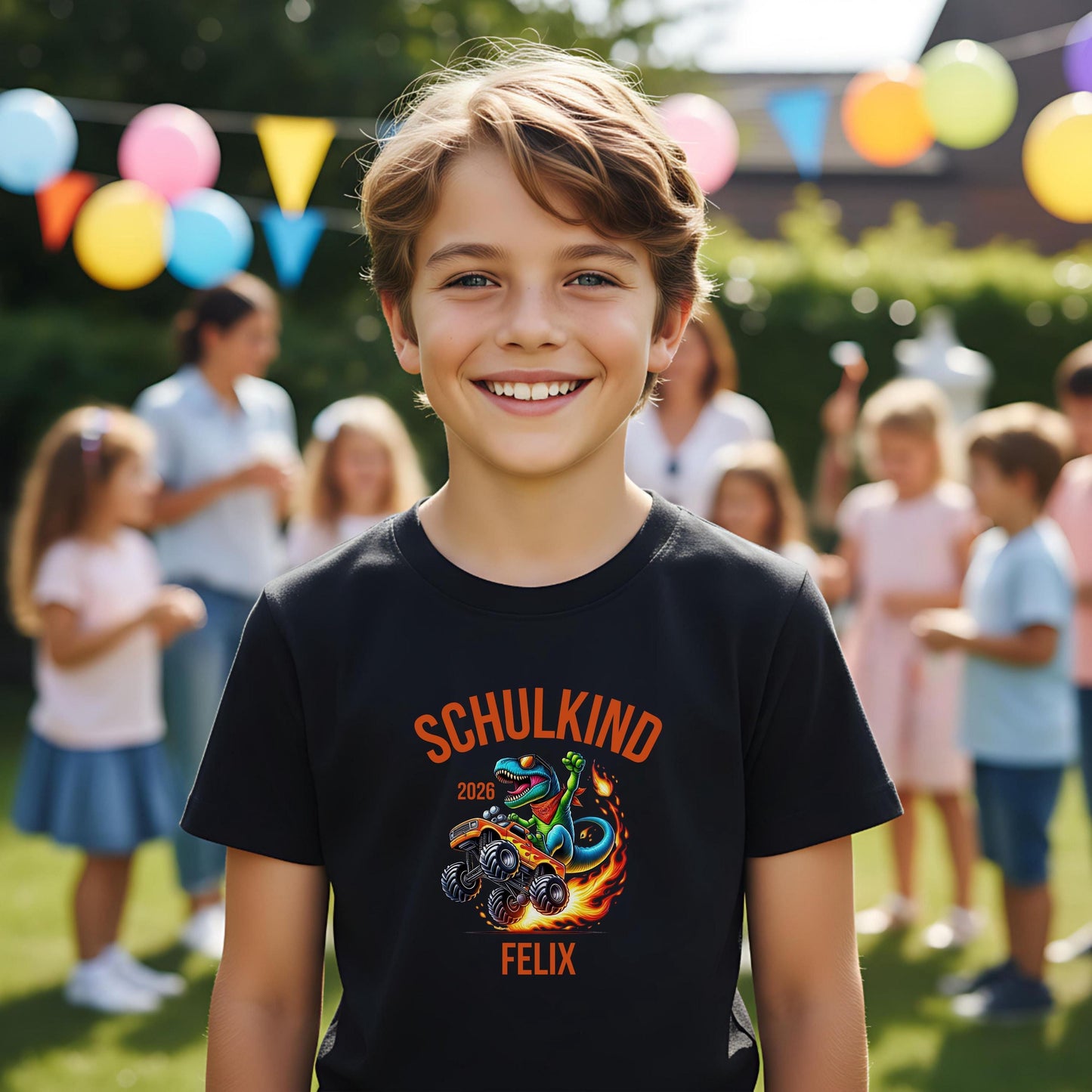 Personalisiertes Schulkind T-Shirt 2026 mit Dino im Monstertruck – Einschulungsshirt für Jungen & Mädchen mit Schulkind 2026 Aufdruck. Perfekt als Einschulung Geschenk, Erstklässler Shirt oder T-Shirt zur Einschulungsfeier. Mit Namen personalisierbar, aus 100 % Bio-Baumwolle. Cooles Dinosaurier T-Shirt für kleine Rennfahrer & Schulstarter. Ideal für den Schulanfang 2026, als Kita Abschiedsgeschenk, Outfit für den ersten Schultag oder Überraschung zur Schultüte T-Shirt Schulkind Dino Monstertruck