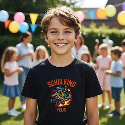 Personalisiertes Schulkind T-Shirt 2026 mit Dino im Monstertruck – Einschulungsshirt für Jungen & Mädchen mit Schulkind 2026 Aufdruck. Perfekt als Einschulung Geschenk, Erstklässler Shirt oder T-Shirt zur Einschulungsfeier. Mit Namen personalisierbar, aus 100 % Bio-Baumwolle. Cooles Dinosaurier T-Shirt für kleine Rennfahrer & Schulstarter. Ideal für den Schulanfang 2026, als Kita Abschiedsgeschenk, Outfit für den ersten Schultag oder Überraschung zur Schultüte T-Shirt Schulkind Dino Monstertruck