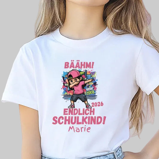 Personalisiertes Schulkind T-Shirt 2026 für Mädchen und Aufdruck „Endlich Schulkind“, modernes Einschulungsshirt für den Schulanfang. Das Schulkind Shirt zeigt ein cooles Mädchen im Streetstyle beim Dab Dance und steht für Selbstbewusstsein, Freude und einen stylischen Start in die Schule. Ideal als Geschenk zur Einschulung, Schulanfang Geschenk oder für die Schultüte. Perfekt als Einschulung Outfit, für die Einschulungsfeier, den ersten Schultag oder das Klassenfoto, personalisiert mit Namen.