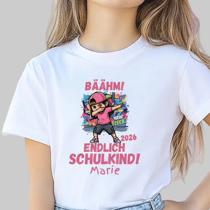 Personalisiertes Schulkind T-Shirt 2026 für Mädchen und Aufdruck „Endlich Schulkind“, modernes Einschulungsshirt für den Schulanfang. Das Schulkind Shirt zeigt ein cooles Mädchen im Streetstyle beim Dab Dance und steht für Selbstbewusstsein, Freude und einen stylischen Start in die Schule. Ideal als Geschenk zur Einschulung, Schulanfang Geschenk oder für die Schultüte. Perfekt als Einschulung Outfit, für die Einschulungsfeier, den ersten Schultag oder das Klassenfoto, personalisiert mit Namen.
