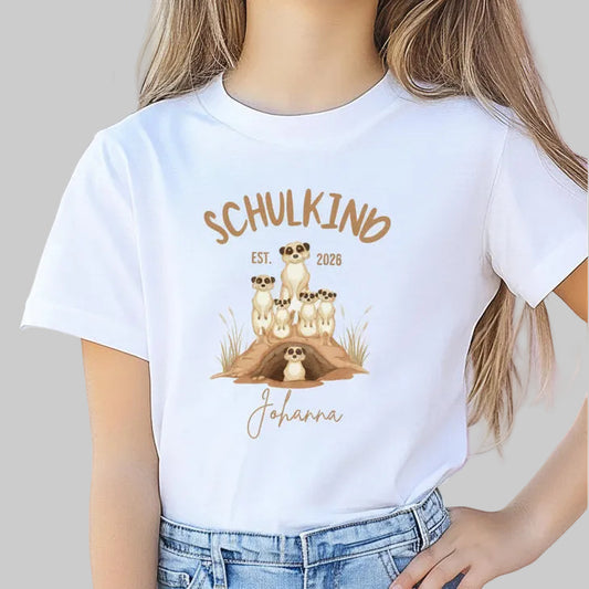 Personalisiertes Schulkind T-Shirt 2026 mit süßem Erdmännchen Motiv – perfekt als Geschenk zur Einschulung für Tierfreunde. Einschulungsshirt für Jungen und Mädchen, ideal zur Einschulungsfeier oder als Überraschung zum ersten Schultag. Als Schulanfang Geschenk oder Bye Bye Kindergarten Shirt ein beliebtes Motiv. Schulkind T-Shirt mit Name oder schlicht – für Einschulung 2026, Schulstart, Erstklässler T-Shirt und Kita Abschied. Liebevoll, einzigartig, mit Bedeutung.
