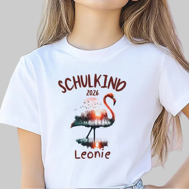 Personalisiertes Schulkind T-Shirt 2026 mit Flamingo-Motiv. Einschulungsshirt für Mädchen zum ersten Schultag, individuell mit Name bedruckt. Perfekt als Geschenk zur Einschulung 2026, für Schulanfang, Kita Abschied, Bye Bye Kindergarten oder als Schulkind Outfit für Erstklässler. Weiches Bio-Baumwollshirt, ideal für Einschulungsfeier oder als Überraschung in der Schultüte. Einschulungsgeschenk für Mädchen mit Stil und Herz. T-Shirt Schulkind Flamingo Einschulungsshirt T-Shirt Einschulung 2026