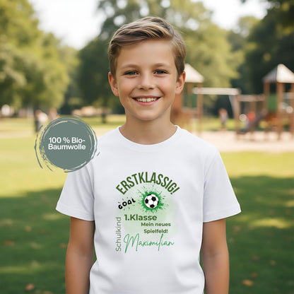 Personalisiertes Schulkind T-Shirt 2026 mit Fußball Motiv, ideal als Geschenk zur Einschulung. Einschulungsshirt für Jungen mit Ball-Design und dem Spruch „1. Klasse – Mein neues Spielfeld“. Perfekt als Erstklässler T-Shirt, Fußball T-Shirt zur Einschulung oder Schulstart Shirt für kleine Kicker. Personalisiert mit Name und Jahreszahl 2026. Ideal für Einschulung 2026, Kita Abschied, Schulanfang, Einschulungsfeier oder als sportliches Outfit für den ersten Schultag.