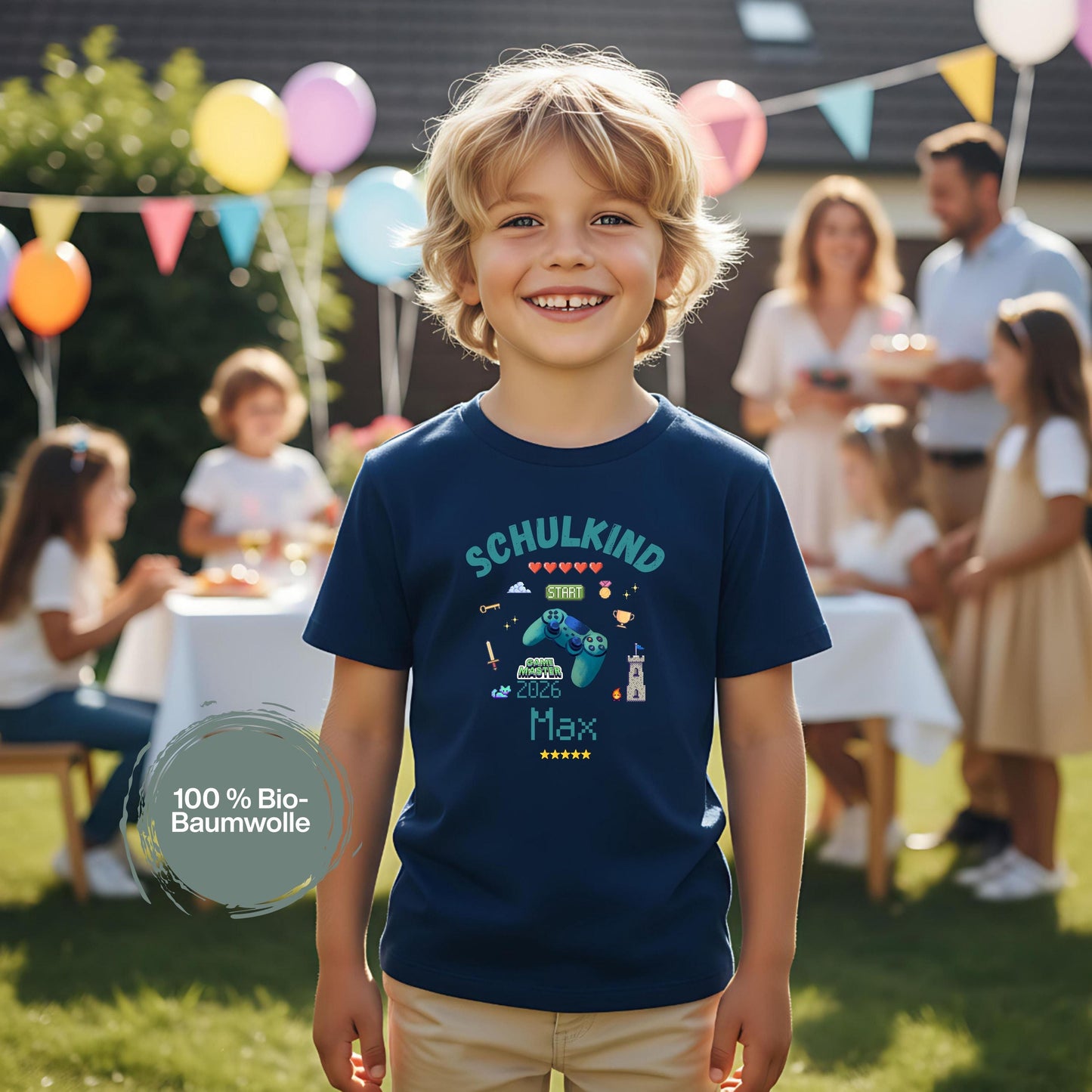 Schulkind T-Shirt 2026 mit Gamer Motiv und Controller für Jungen zur Einschulung. Einschulungsshirt mit Videospiel Design, ideal als Geschenk zum Schulanfang oder Tschüss Kindergarten Shirt. Erstklässler T-Shirt mit Name personalisiert, für Schultüte, Einschulungsfeier oder Fotos zum ersten Schultag. Hochwertiges Bio-Baumwolle Shirt für Jungen und Mädchen mit Gamer Aufdruck, Schulkind Outfit 2026 für kleine Zocker, Gaming Fans & mutige Schulstarter. T-Shirt Schulkind Gamer Einschulung 2026