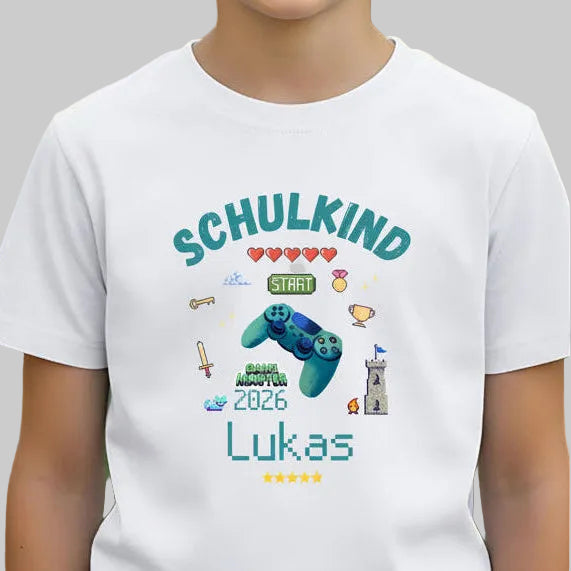 Schulkind T-Shirt 2026 mit Gamer Motiv und Controller für Jungen zur Einschulung. Einschulungsshirt mit Videospiel Design, ideal als Geschenk zum Schulanfang oder Tschüss Kindergarten Shirt. Erstklässler T-Shirt mit Name personalisiert, für Schultüte, Einschulungsfeier oder Fotos zum ersten Schultag. Hochwertiges Bio-Baumwolle Shirt für Jungen und Mädchen mit Gamer Aufdruck, Schulkind Outfit 2026 für kleine Zocker, Gaming Fans & mutige Schulstarter. T-Shirt Schulkind Gamer Einschulung 2026