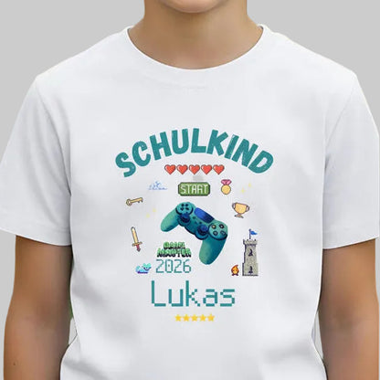Schulkind T-Shirt 2026 mit Gamer Motiv und Controller für Jungen zur Einschulung. Einschulungsshirt mit Videospiel Design, ideal als Geschenk zum Schulanfang oder Tschüss Kindergarten Shirt. Erstklässler T-Shirt mit Name personalisiert, für Schultüte, Einschulungsfeier oder Fotos zum ersten Schultag. Hochwertiges Bio-Baumwolle Shirt für Jungen und Mädchen mit Gamer Aufdruck, Schulkind Outfit 2026 für kleine Zocker, Gaming Fans & mutige Schulstarter. T-Shirt Schulkind Gamer Einschulung 2026
