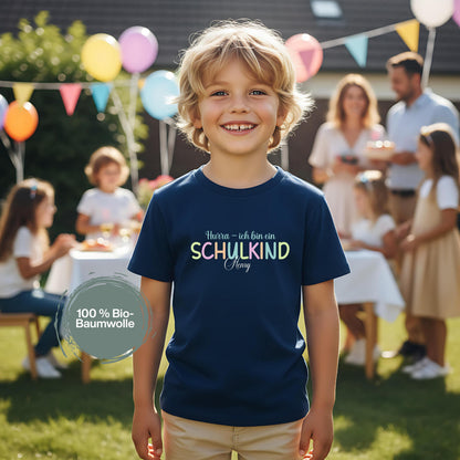 Personalisiertes Schulkind T-Shirt 2026 für Jungen und Mädchen – Geschenkidee zur Einschulung mit buntem Schriftzug „Hurra – endlich Schulkind“, Unisex-Schnitt, perfekt für Erstklässler und Schulanfänger. Einschulungsshirt aus 100 % Bio-Baumwolle, individuell mit Namen bedruckbar, hautfreundlich und langlebig. Ideal als T-Shirt zur Einschulung, Einschulungsgeschenk, Schultüten-Füllung oder Bye Bye Kindergarten Geschenk – modernes, emotionales Motiv für stolze Kinder zum Schulstart.
