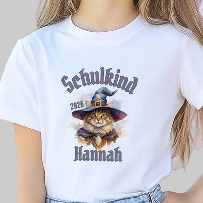 Personalisiertes T-Shirt zur Einschulung 2026 mit Katzenmotiv als besonderes Geschenk zum Schulstart für Mädchen. Hochwertiges Schulkind T-Shirt aus 100 % Bio-Baumwolle, ideal für Erstklässler, perfekt als Überraschung zum Schulanfang oder als Bye Bye Kindergarten Erinnerung. Einschulung Shirt Mädchen mit Namen, liebevoll gestaltet, bequem und langlebig – ein Schulanfänger T-Shirt mit Herz und Stil, das in Schultüte oder zur Feier passt. Geschenkidee Schulstart voller Fantasie. T-Shirt Schulkind