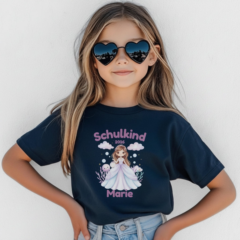 Personalisiertes Schulkind T-Shirt 2026 mit Meeresprinzessin-Motiv – liebevoll gestaltetes Einschulungsshirt für Kinder, ideal für Mädchen, die den Ozean und Fantasiewelten lieben. Perfekt als Geschenk zur Einschulung, zur Einschulungsfeier oder für das erste Klassenfoto. Weiches Bio-Baumwoll-Shirt mit personalisierbarem Namen, bequem und hochwertig verarbeitet. Schulkind Outfit 2026 mit Unterwasser-Prinzessin – märchenhaft, mutig und bereit für die 1. Klasse. T-Shirt Schulkind Prinzessin