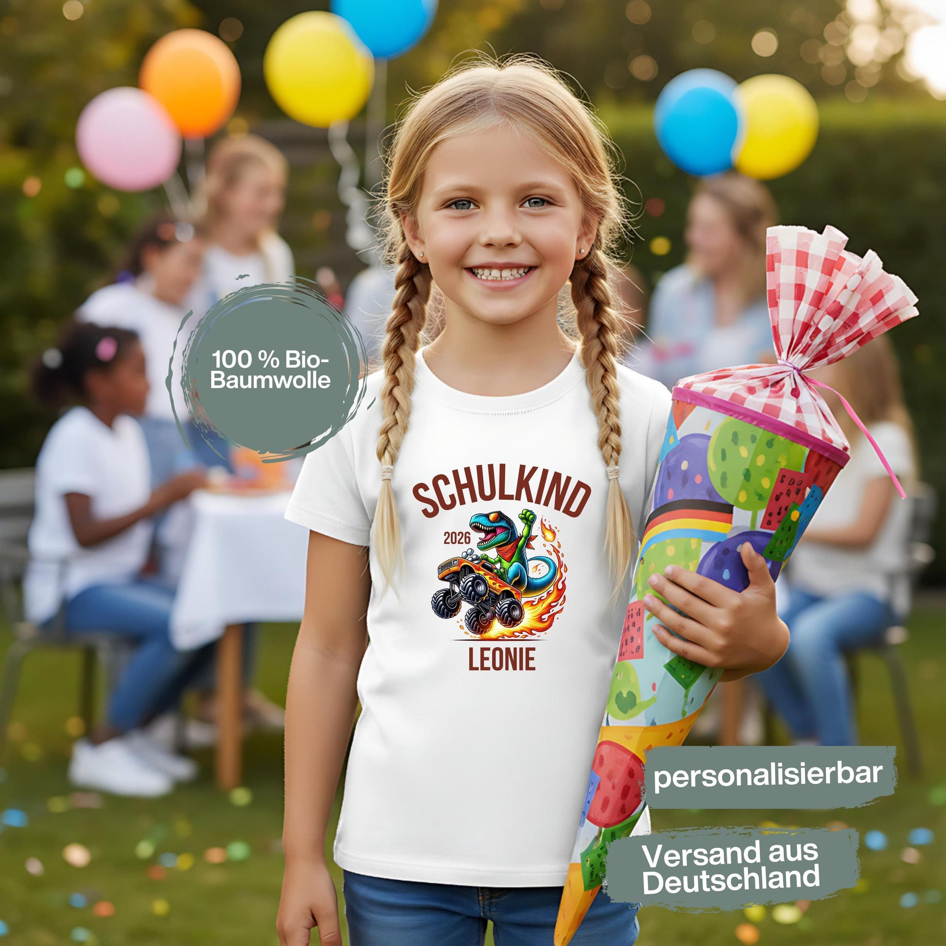 Personalisiertes Schulkind T-Shirt 2026 mit Dino im Monstertruck – Einschulungsshirt für Jungen & Mädchen mit Schulkind 2026 Aufdruck. Perfekt als Einschulung Geschenk, Erstklässler Shirt oder T-Shirt zur Einschulungsfeier. Mit Namen personalisierbar, aus 100 % Bio-Baumwolle. Cooles Dinosaurier T-Shirt für kleine Rennfahrer & Schulstarter. Ideal für den Schulanfang 2026, als Kita Abschiedsgeschenk, Outfit für den ersten Schultag oder Überraschung zur Schultüte T-Shirt Schulkind Dino Monstertruck