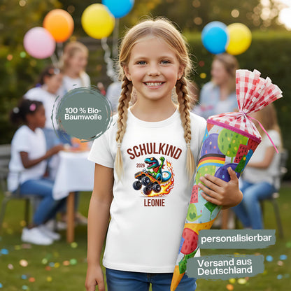 Personalisiertes Schulkind T-Shirt 2026 mit Dino im Monstertruck – Einschulungsshirt für Jungen & Mädchen mit Schulkind 2026 Aufdruck. Perfekt als Einschulung Geschenk, Erstklässler Shirt oder T-Shirt zur Einschulungsfeier. Mit Namen personalisierbar, aus 100 % Bio-Baumwolle. Cooles Dinosaurier T-Shirt für kleine Rennfahrer & Schulstarter. Ideal für den Schulanfang 2026, als Kita Abschiedsgeschenk, Outfit für den ersten Schultag oder Überraschung zur Schultüte T-Shirt Schulkind Dino Monstertruck