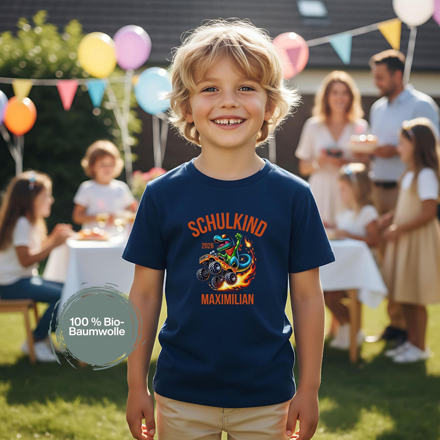 Personalisiertes Schulkind T-Shirt 2026 mit Dino im Monstertruck – Einschulungsshirt für Jungen & Mädchen mit Schulkind 2026 Aufdruck. Perfekt als Einschulung Geschenk, Erstklässler Shirt oder T-Shirt zur Einschulungsfeier. Mit Namen personalisierbar, aus 100 % Bio-Baumwolle. Cooles Dinosaurier T-Shirt für kleine Rennfahrer & Schulstarter. Ideal für den Schulanfang 2026, als Kita Abschiedsgeschenk, Outfit für den ersten Schultag oder Überraschung zur Schultüte T-Shirt Schulkind Dino Monstertruck
