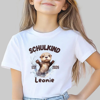 Personalisiertes Schulkind T-Shirt 2026 mit süßem Ottermotiv, perfekt als Geschenk zur Einschulung. Bio-Baumwolle, Unisex-Schnitt für Jungen und Mädchen. Ideal als T-Shirt Schulanfang, T-Shirt Einschulung oder Erstklässler T-Shirt. Hochwertiges Einschulungsshirt mit Name oder ohne. Passend für Einschulung 2026, Schulanfang Geschenk, Einschulungsgeschenk oder Kita Abschied. Einschulung T-Shirt mit Motiv – liebevoll, einzigartig, bequem. Ein besonderes Geschenk zur Einschulung für Schulanfänger.