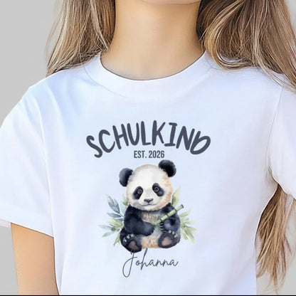 Personalisiertes Schulkind T-Shirt 2026 mit süßem Panda Motiv – ideal als Geschenk zur Einschulung. Einschulungsshirt für Jungen und Mädchen, perfekt für den ersten Schultag, als Bye Bye Kindergarten Shirt oder zur Einschulungsfeier. Weiches Schulkind T-Shirt mit Name oder ohne, für Schulanfang 2026, Schulkind Outfit, Erstklässler T-Shirt oder Kita Abschied. Einschulung T-Shirt mit Bedeutung – liebevoll, bequem und perfekt für kleine Schulstarter mit Herz. Schulstarter T-Shirt PandaPersonalisiertes Schulkin