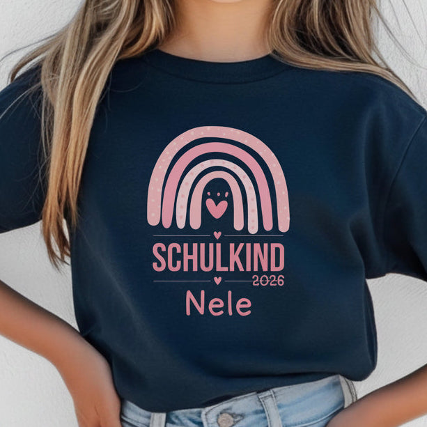 Personalisiertes Schulkind T‑Shirt 2026 mit Regenbogen Motiv und Name Leonie. Einschulung T‑Shirt aus Bio‑Baumwolle als Geschenk zum Schulanfang. Schulkind Shirt 2026 mit ruhigem Regenbogen Design, ideal für Einschulungsfeier, ersten Schultag und Schulstart. Hochwertiges Einschulungsshirt mit Name, langlebig und angenehm zu tragen. Schulanfang Geschenk, Schulkind Outfit 2026, T‑Shirt Einschulung personalisiert. T-Shirt Schulkind Regenbogen, Erstklässler T-Shirt, Schulanfang Geschenk Shirt