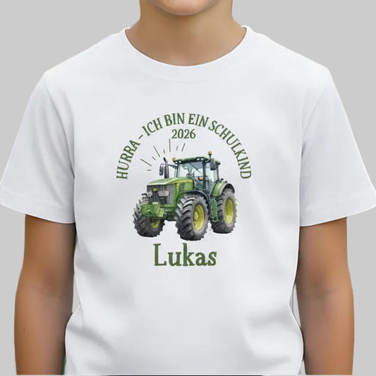 T-Shirt zur Einschulung 2026 mit grünem Traktor für Jungen, perfekt als Geschenk zum Schulanfang. Das Schulkind T-Shirt besteht aus 100 % Bio-Baumwolle, ist personalisierbar mit Namen und begeistert kleine Traktor-Fans am ersten Schultag. Ideal als Einschulung Shirt Junge, T-Shirt endlich Schulkind, Geschenk Einschulung Kind oder Abschiedsgeschenk vom Kindergarten. Dieses T-Shirt für Erstklässler verbindet Stil und Bedeutung, ein starkes Bye Bye Kindergarten Motiv für kleine Schulanfänger