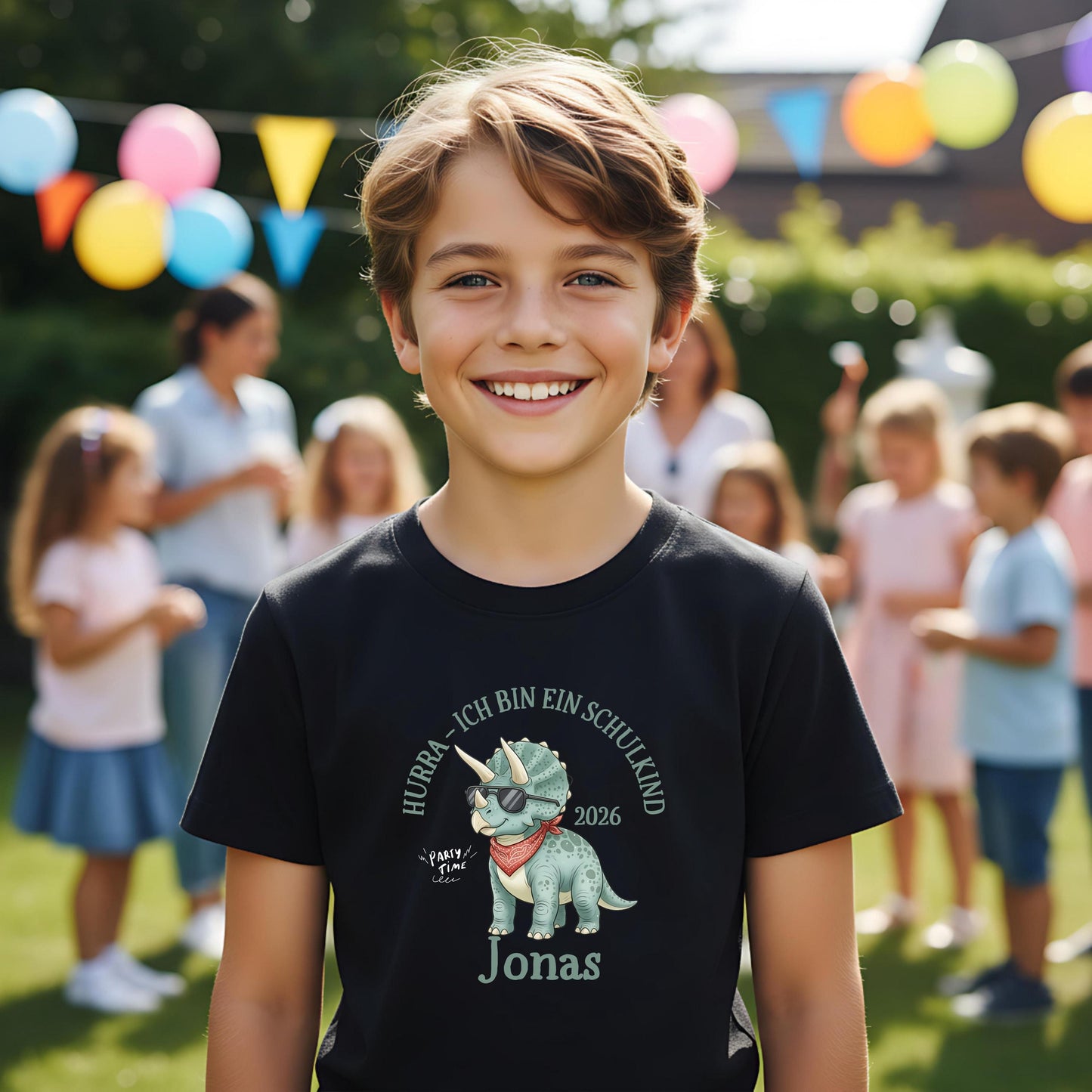 T-Shirt zur Einschulung 2026 mit Dino-Motiv – perfekt für Jungen, die stolz Schulkind werden. Personalisiertes Schulkind T-Shirt mit Name, ideal als Geschenk zur Einschulung oder für die Schultüte. Triceratops mit Sonnenbrille und Halstuch sorgt für Spaß und Selbstbewusstsein beim Schulstart. Hochwertiges Einschulung Shirt Junge aus 100 % Bio-Baumwolle, bequem und robust. Ein liebevolles, witziges T-Shirt für Erstklässler und ein ideales Bye Bye Kindergarten Abschiedsgeschenk.