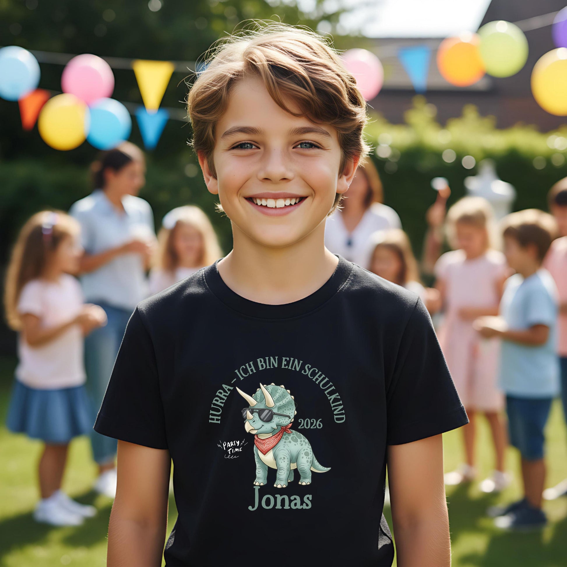 T-Shirt zur Einschulung 2026 mit Dino-Motiv – perfekt für Jungen, die stolz Schulkind werden. Personalisiertes Schulkind T-Shirt mit Name, ideal als Geschenk zur Einschulung oder für die Schultüte. Triceratops mit Sonnenbrille und Halstuch sorgt für Spaß und Selbstbewusstsein beim Schulstart. Hochwertiges Einschulung Shirt Junge aus 100 % Bio-Baumwolle, bequem und robust. Ein liebevolles, witziges T-Shirt für Erstklässler und ein ideales Bye Bye Kindergarten Abschiedsgeschenk.