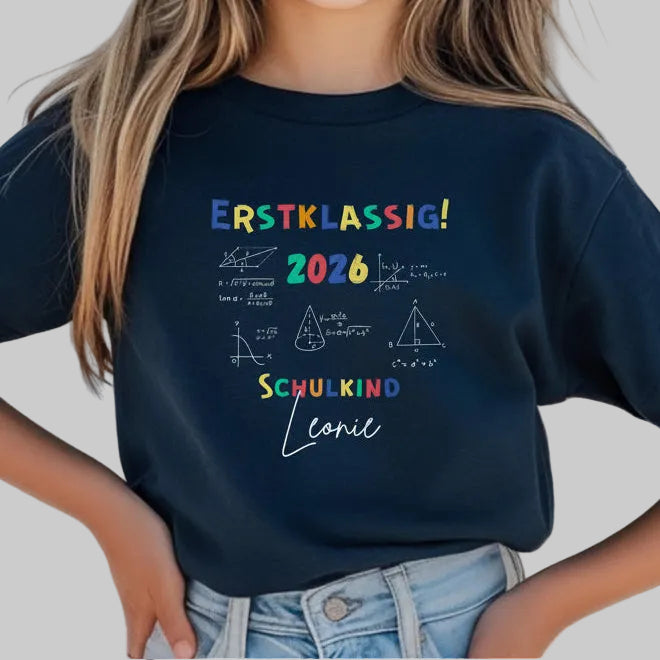 Personalisierbares Schulkind T-Shirt 2026 mit buntem „Erstklassig“-Schriftzug & Mathe-Formeln, ideal zur Einschulung. Einschulungsshirt Jungen & Mädchen, Schulanfang Geschenk 1. Klasse, Abschied Kita, personalisiertes Shirt für Schulanfänger. Schulkind T-Shirt Mathe Motiv, Einschulung 2026, Einschulungsgeschenk personalisiert mit Name. Bio-Baumwolle, Unisex-Schnitt, Einschulungsfeier, Schultüte, erstes Klassenfoto, Schulkind-Outfit für Jungen & Mädchen mit Köpfchen. Schulkind T-Shirt 2026