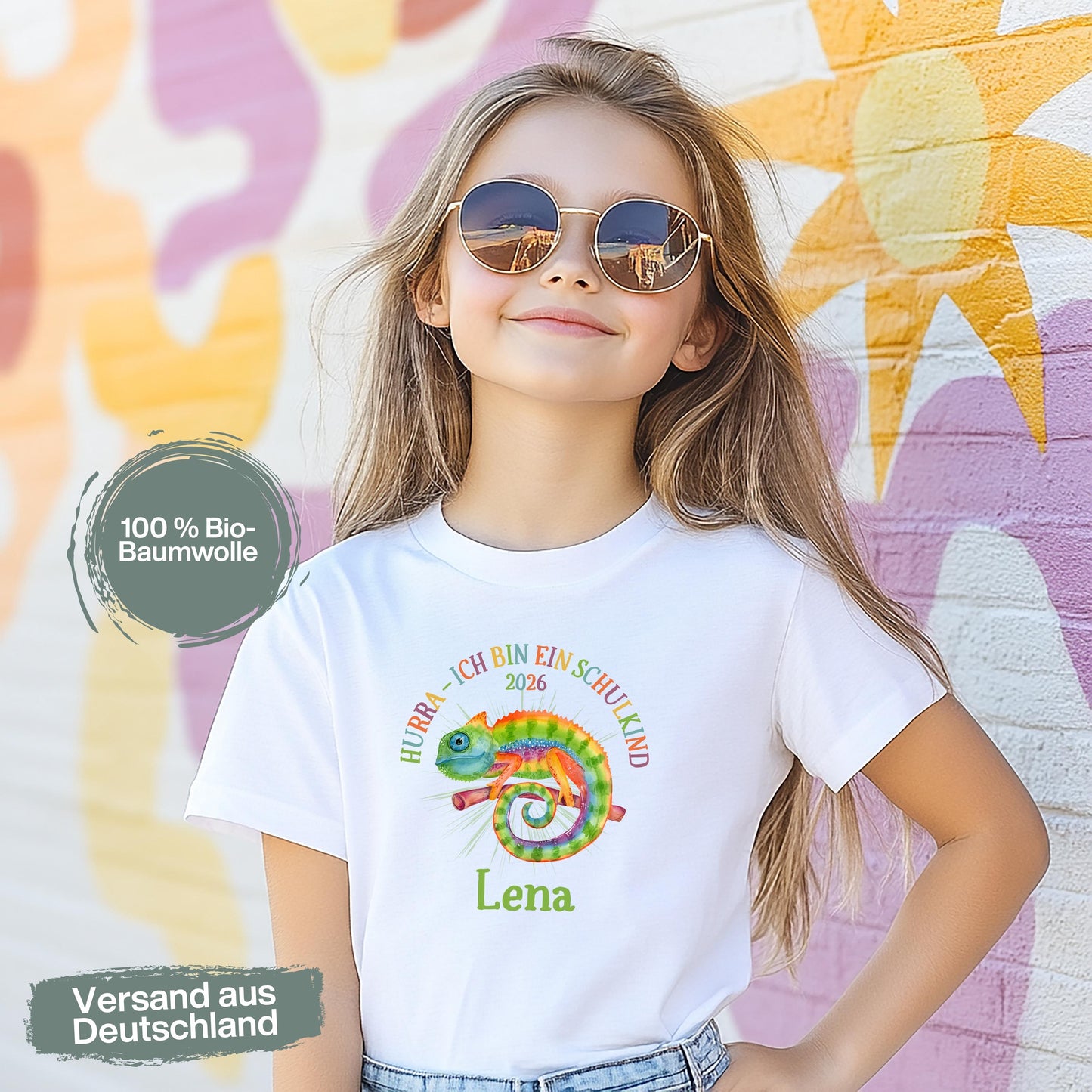 Cooles Schulkind T-Shirt 2026 mit Chamäleon-Motiv, perfekt für Jungen zur Einschulung. Ideal als Geschenk zum Schulanfang für mutige Kinder, die mit Stil in die 1. Klasse starten. Das T-Shirt zur Einschulung besteht aus 100 % Bio-Baumwolle und kann mit Namen personalisiert werden. Perfekt als Einschulung Shirt Junge, T-Shirt endlich Schulkind, Geschenk Einschulung Kind, T-Shirt für Erstklässler oder Bye Bye Kindergarten Geschenk. Dieses Einschulungsshirt bringt und Vorfreude auf den Schulstart