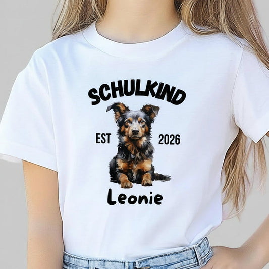Personalisiertes Schulkind T-Shirt 2026 mit süßem Hundemotiv – perfekt als Geschenk zur Einschulung. Einschulungsshirt für Jungen und Mädchen zur Einschulungsfeier, zum ersten Schultag oder als Tschüss Kindergarten T-Shirt. Ideal als Schulanfang Geschenk, Erstklässler T-Shirt oder Shirt für Bye Bye Kindergarten. Schulkind T-Shirt mit Name oder ohne – für Einschulung 2026, Schulstart, Schultüte und Kita Abschied. T-Shirt Schulkind Hund Einschulungsshirt | T-Shirt Einschulung 2026 personalisiert