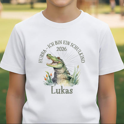 Personalisiertes T-Shirt zur Einschulung 2026 mit Krokodil-Motiv. Schulkind T-Shirt für Jungen und Mädchen – ideal als T-Shirt zur Einschulung, als Geschenk Einschulung Kind, für den ersten Schultag oder als Bye Bye Kindergarten Shirt. Perfekt als T-Shirt Schulanfang Kind, T-Shirt für Erstklässler, Einschulung Shirt Junge, Einschulung Shirt Mädchen, Schulanfänger T-Shirt oder Erinnerung an den Schulstart. Lustiges, mutiges Motiv mit Namen – ein Highlight für den Schulbeginn.