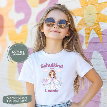 Personalisiertes Schulkind T-Shirt 2026 mit Meeresprinzessin-Motiv – liebevoll gestaltetes Einschulungsshirt für Kinder, ideal für Mädchen, die den Ozean und Fantasiewelten lieben. Perfekt als Geschenk zur Einschulung, zur Einschulungsfeier oder für das erste Klassenfoto. Weiches Bio-Baumwoll-Shirt mit personalisierbarem Namen, bequem und hochwertig verarbeitet. Schulkind Outfit 2026 mit Unterwasser-Prinzessin – märchenhaft, mutig und bereit für die 1. Klasse. T-Shirt Schulkind Prinzessin