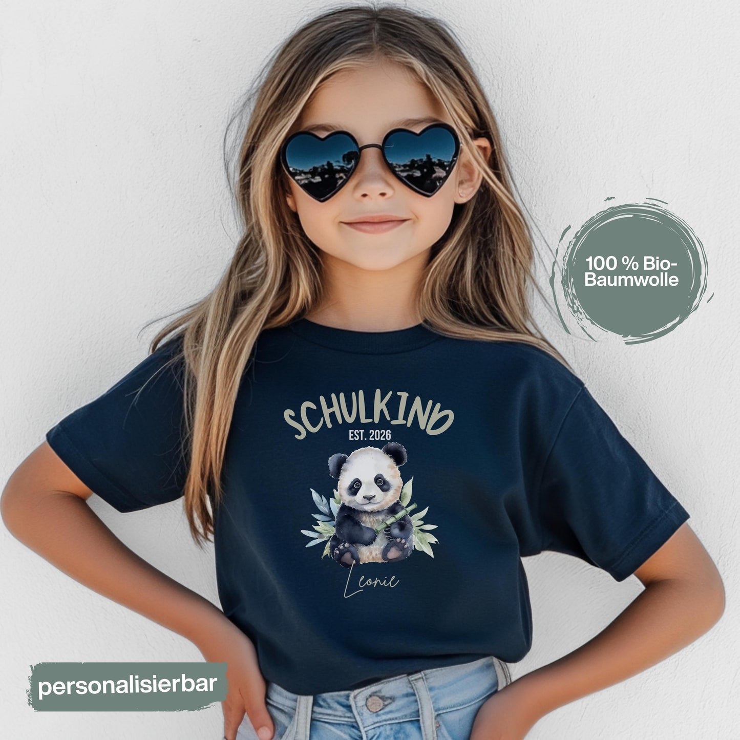 Personalisiertes Schulkind T-Shirt 2026 mit süßem Panda Motiv – ideal als Geschenk zur Einschulung. Einschulungsshirt für Jungen und Mädchen, perfekt für den ersten Schultag, als Bye Bye Kindergarten Shirt oder zur Einschulungsfeier. Weiches Schulkind T-Shirt mit Name oder ohne, für Schulanfang 2026, Schulkind Outfit, Erstklässler T-Shirt oder Kita Abschied. Einschulung T-Shirt mit Bedeutung – liebevoll, bequem und perfekt für kleine Schulstarter mit Herz. Schulstarter T-Shirt Panda