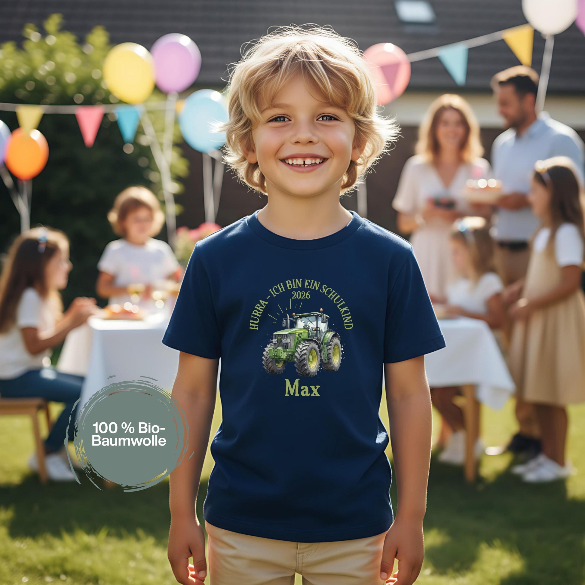 T-Shirt zur Einschulung 2026 mit grünem Traktor für Jungen, perfekt als Geschenk zum Schulanfang. Das Schulkind T-Shirt besteht aus 100 % Bio-Baumwolle, ist personalisierbar mit Namen und begeistert kleine Traktor-Fans am ersten Schultag. Ideal als Einschulung Shirt Junge, T-Shirt endlich Schulkind, Geschenk Einschulung Kind oder Abschiedsgeschenk vom Kindergarten. Dieses T-Shirt für Erstklässler verbindet Stil und Bedeutung, ein starkes Bye Bye Kindergarten Motiv für kleine Schulanfänger