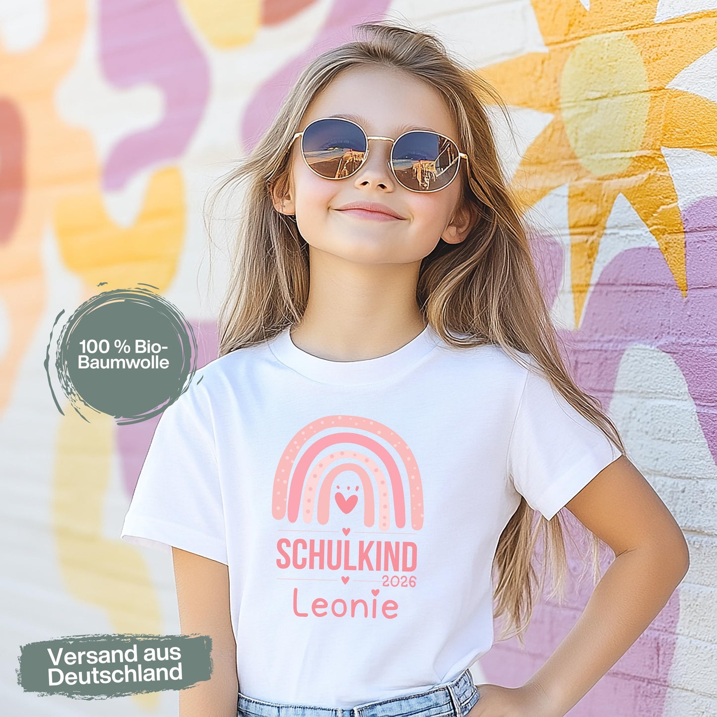 Personalisiertes Schulkind T‑Shirt 2026 mit Regenbogen Motiv und Name Leonie. Einschulung T‑Shirt aus Bio‑Baumwolle als Geschenk zum Schulanfang. Schulkind Shirt 2026 mit ruhigem Regenbogen Design, ideal für Einschulungsfeier, ersten Schultag und Schulstart. Hochwertiges Einschulungsshirt mit Name, langlebig und angenehm zu tragen. Schulanfang Geschenk, Schulkind Outfit 2026, T‑Shirt Einschulung personalisiert. T-Shirt Schulkind Regenbogen, Erstklässler T-Shirt, Schulanfang Geschenk Shirt