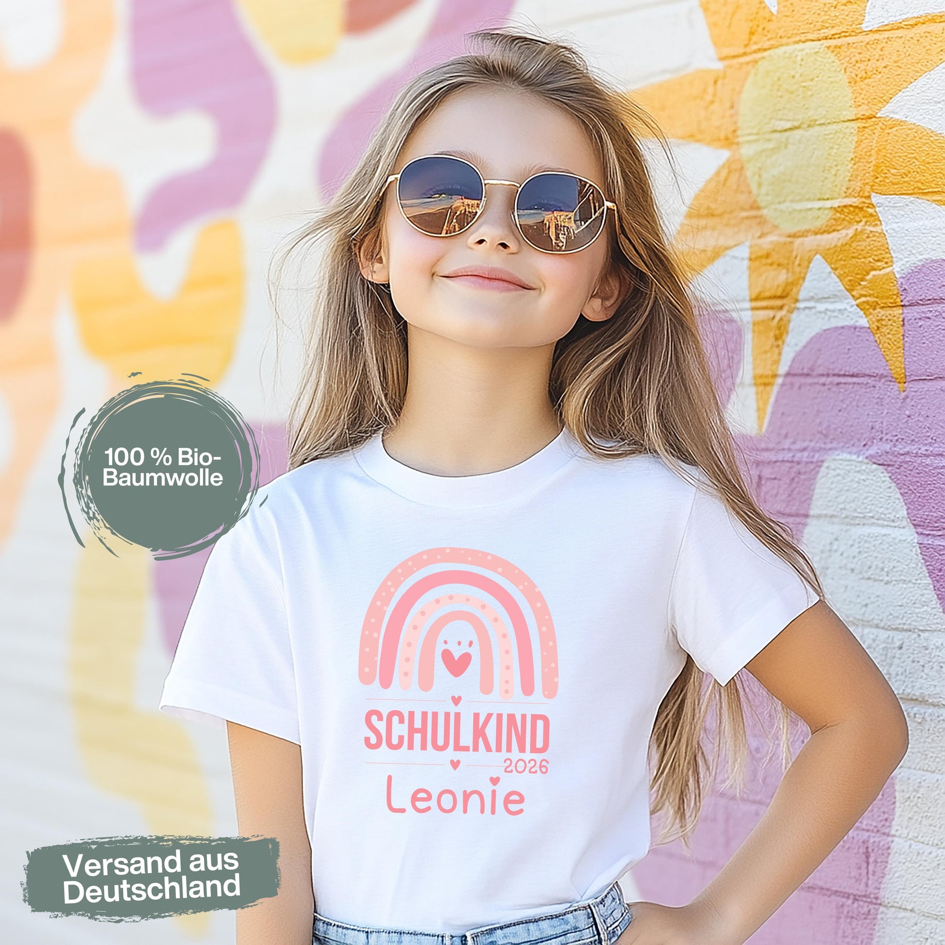 Personalisiertes Schulkind T‑Shirt 2026 mit Regenbogen Motiv und Name Leonie. Einschulung T‑Shirt aus Bio‑Baumwolle als Geschenk zum Schulanfang. Schulkind Shirt 2026 mit ruhigem Regenbogen Design, ideal für Einschulungsfeier, ersten Schultag und Schulstart. Hochwertiges Einschulungsshirt mit Name, langlebig und angenehm zu tragen. Schulanfang Geschenk, Schulkind Outfit 2026, T‑Shirt Einschulung personalisiert. T-Shirt Schulkind Regenbogen, Erstklässler T-Shirt, Schulanfang Geschenk Shirt