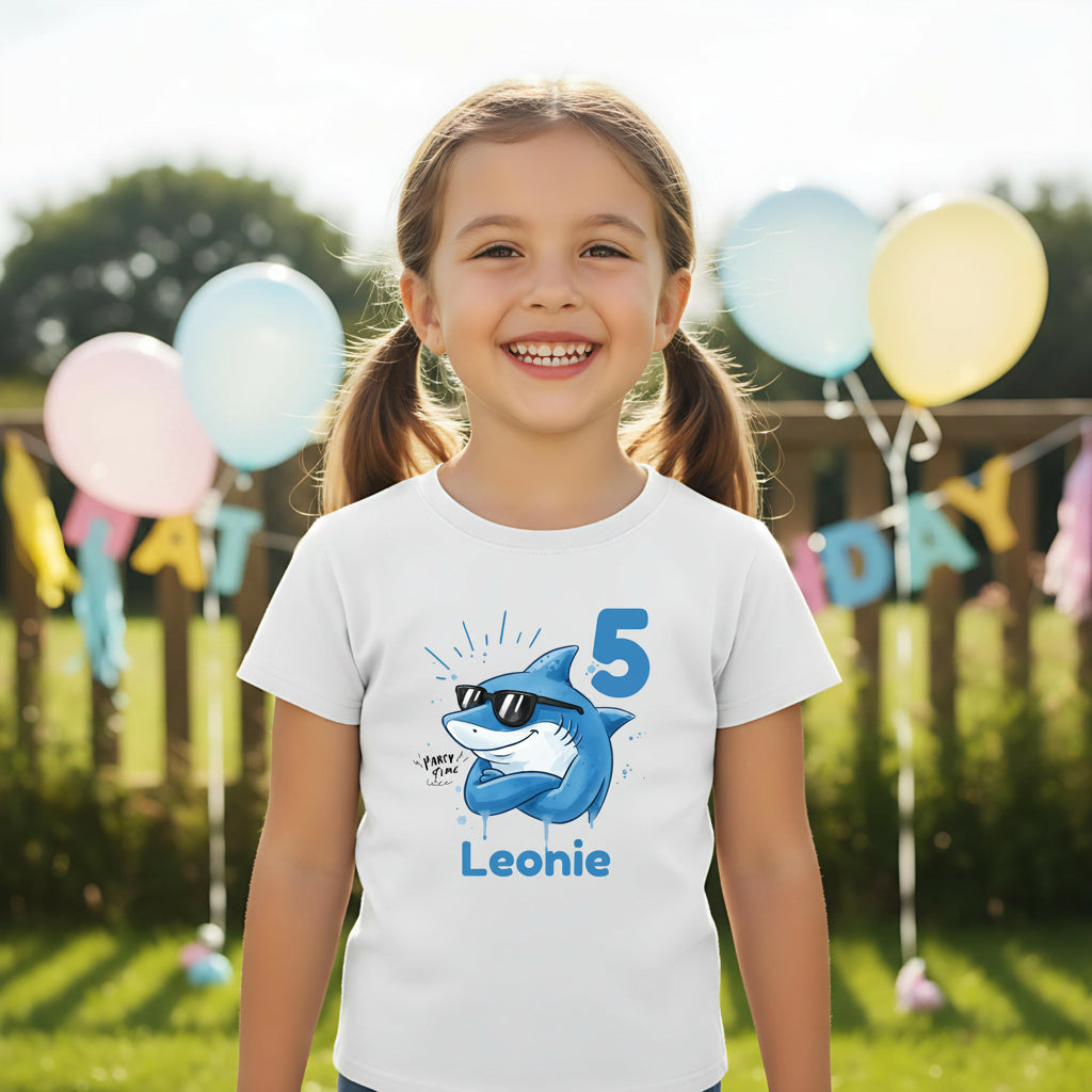 Cooles Geburtstagsshirt Hai für Kinder mit Name und Zahl personalisiert. Lustiges Geburtstags-T-Shirt für Jungen und Mädchen mit Hai Motiv, perfekt als Geburtstagsoutfit zum 3., 4., 5., 6. oder 7. Geburtstag. Ideal für Kindergeburtstag, Mottoparty oder als Kindergeburtstagsgeschenk. Personalisiertes T-Shirt Kinder mit Tiermotiv, Hai Design, für Jungen und Mädchen. Kinder T-Shirt Hai, Geburtstags-T-Shirt mit Zahl, Geburtstagsshirt Junge, Geburtstagsshirt Mädchen. personalisiertes T-Shirt Kinder