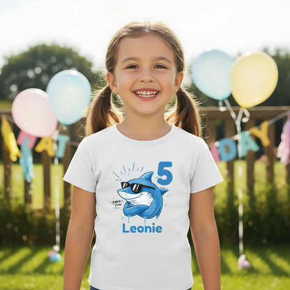 Cooles Geburtstagsshirt Hai für Kinder mit Name und Zahl personalisiert. Lustiges Geburtstags-T-Shirt für Jungen und Mädchen mit Hai Motiv, perfekt als Geburtstagsoutfit zum 3., 4., 5., 6. oder 7. Geburtstag. Ideal für Kindergeburtstag, Mottoparty oder als Kindergeburtstagsgeschenk. Personalisiertes T-Shirt Kinder mit Tiermotiv, Hai Design, für Jungen und Mädchen. Kinder T-Shirt Hai, Geburtstags-T-Shirt mit Zahl, Geburtstagsshirt Junge, Geburtstagsshirt Mädchen. personalisiertes T-Shirt Kinder